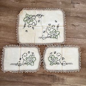Vintage Ivory Linen Set Of 3 Doily Doilies Green Hand Stitch Flowers Lace Trim‎
